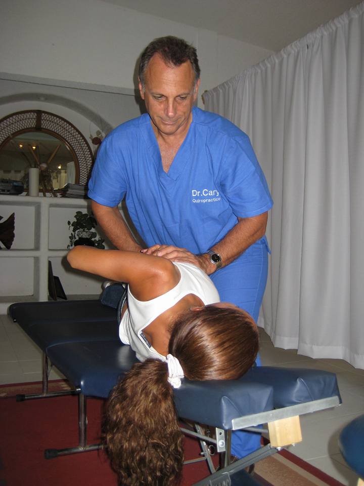 Terapeuta quiropráctico realizando un ajuste manual en la espalda de un paciente para corregir postura y aliviar dolor.