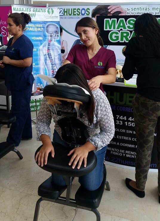 Quiropráctico aplicando técnicas de masaje a una paciente para mejorar su postura y aliviar el dolor en la espalda y cervicales.