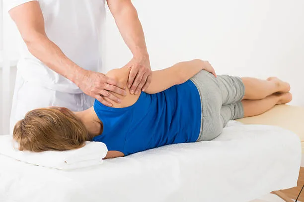 Mujer en sesión de fisioterapia recibiendo atención profesional para aliviar molestias y recuperar funcionalidad mediante descompresión espinal no quirúrgica