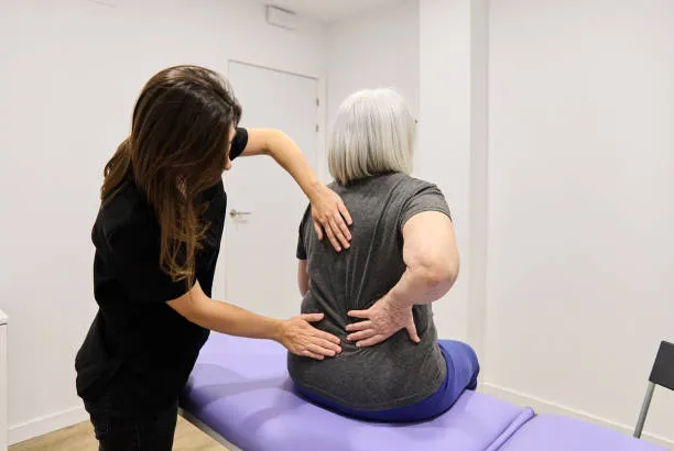 Paciente con molestias lumbares provocadas por una hernia discal, mostrando la necesidad de un tratamiento adecuado.