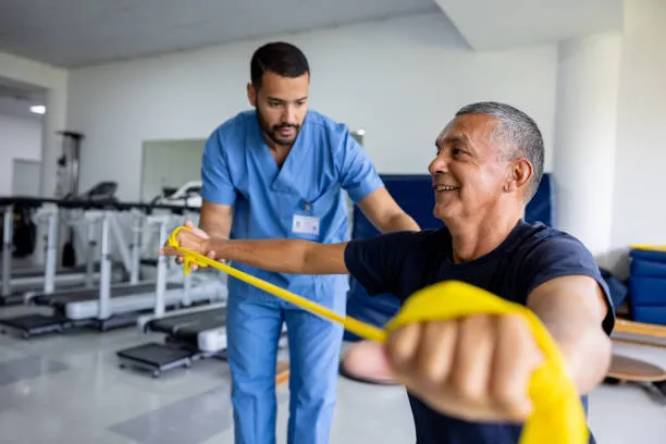 Paciente en sesión de fisioterapia, recibiendo una combinación de técnicas para aliviar el dolor y restaurar el movimiento.