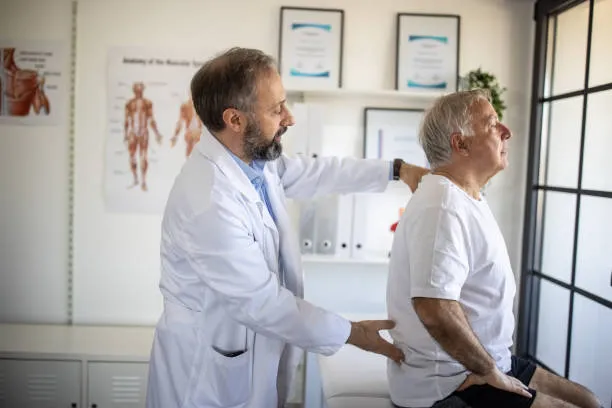 Rehabilitación integral para reducir el dolor crónico en espalda y cuello, proporcionando mejor calidad de vida a largo plazo
