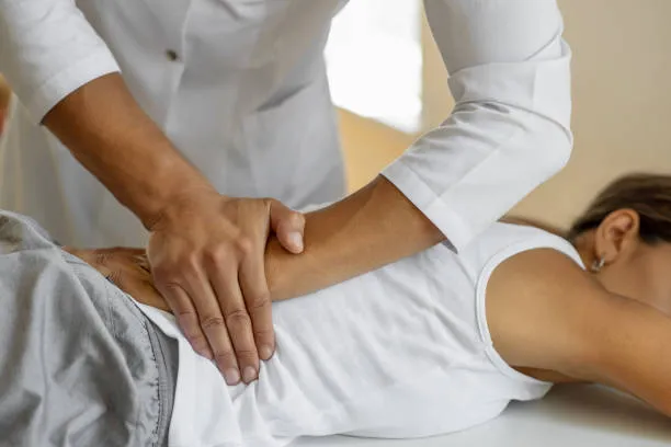 Fisioterapeuta aplicando técnicas manuales para tratar lesiones musculares y acelerar la recuperación de la zona afectada