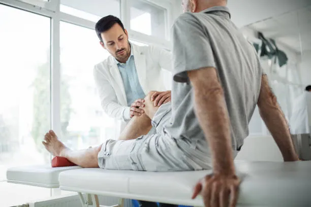 Profesional aplicando terapia para el dolor crónico en pacientes con tensiones musculares, utilizando técnicas manuales y ejercicios