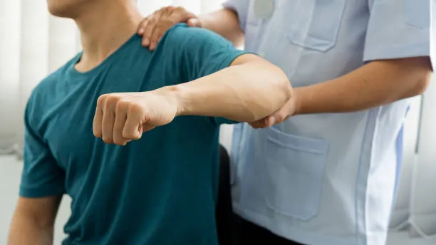 Paciente recibiendo terapia para lesiones musculares con ejercicios dirigidos a fortalecer la zona afectada y reducir la inflamación