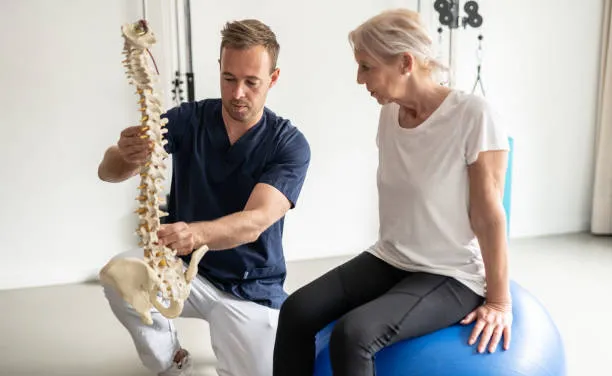 Imagen clínica que muestra claramente las diferencias entre un quiropráctico y un fisioterapeuta en su enfoque terapéutico