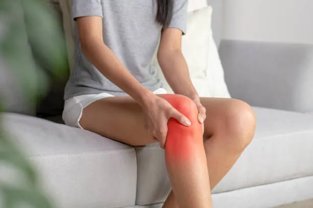 Malestar leve en la rodilla como indicio de que puede ser normal sentir dolor después de un ajuste quiropráctico
