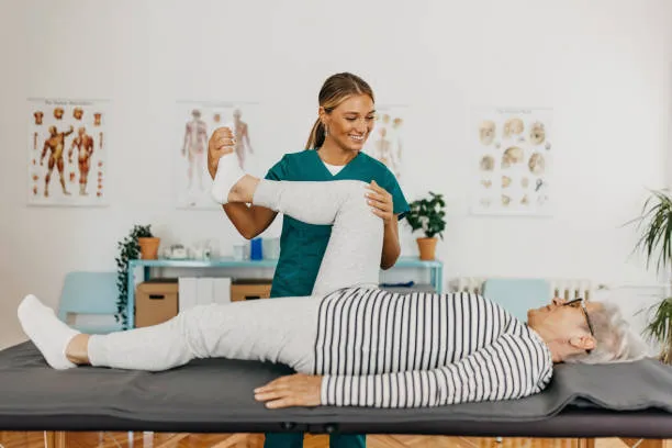 Imagen mostrando terapia física para ilustrar las diferencias entre un quiropráctico y un fisioterapeuta