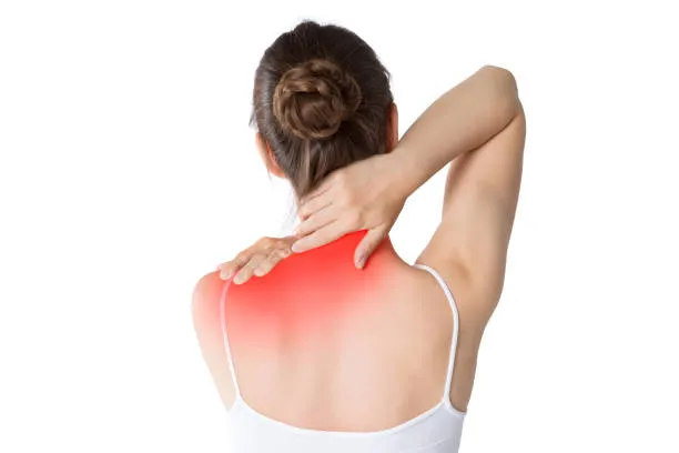 Mujer con cabello recogido presionando la parte trasera del cuello intentando aliviar la incomodidad generada por estrés y contractura por Dolor de cuello.