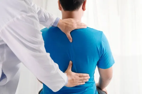 Sesión en clínica especializada mostrando técnicas manuales y ejercicios de recuperación enfocados en Rehabilitación Quiropráctica
