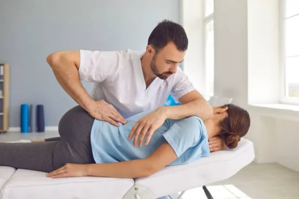 Tratamiento personalizado que combina ejercicios físicos y manipulaciones manuales para lograr resultados óptimos mediante Terapia física y quiropráctica