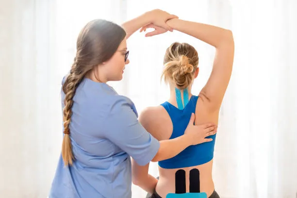 Mujer deportista recibiendo masaje de descarga muscular en cuello y espalda como parte de tratamiento de Quiropráctica para deportistas.