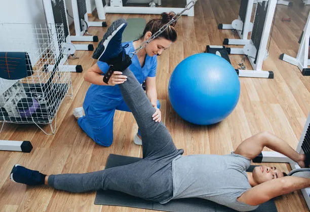 Quiropráctico trabajando con joven deportista para liberar tensiones musculares tras entrenamiento con Quiropráctica para deportistas