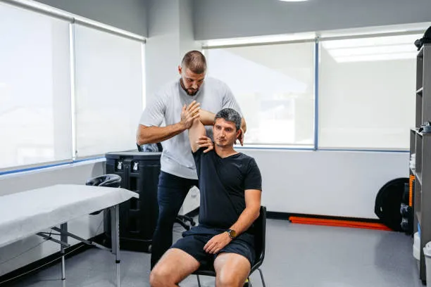 Hombre recibiendo terapia manual enfocada en aliviar dolor y mejorar movilidad mediante técnicas profesionales de quiropractica, promoviendo bienestar corporal y recuperación segura.