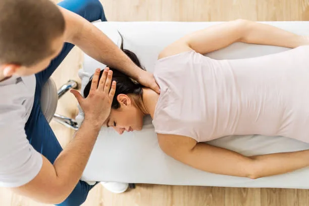 Mujer recibiendo atención personalizada con técnicas de quiropractica para aliviar tensión muscular, corregir postura y mejorar su bienestar físico de manera natural y segura.