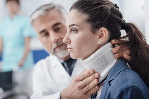 Mujer utilizando collarín para estabilizar el área cervical tras lesiones cuello, recibiendo soporte para reducir dolor, mejorar recuperación y evitar mayor daño cervical.