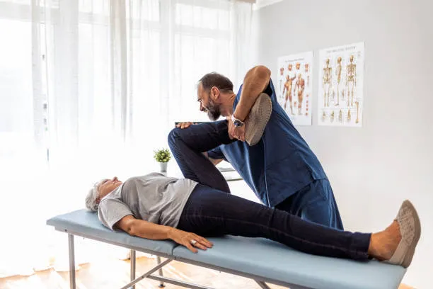 Mujer acostada recibiendo un ajuste corporal con técnicas de quiropractica para aliviar tensión en espalda y cuello, mejorar descanso y aumentar bienestar físico general.