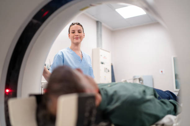 resonancia magnética de columna que muestra discos intervertebrales y nervios para evaluar hernias discales