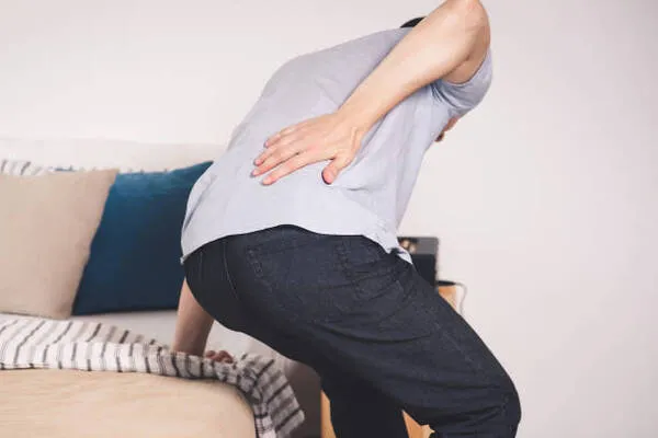 dolor lumbar derecho, nervios afectados y síntomas de ciática