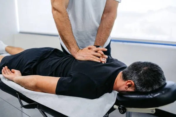 técnicas profesionales de quiropráctica para aliviar dolor lumbar y mejorar movilidad