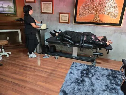 sesión de fisioterapia para osteoporosis enfocada en columna lumbar